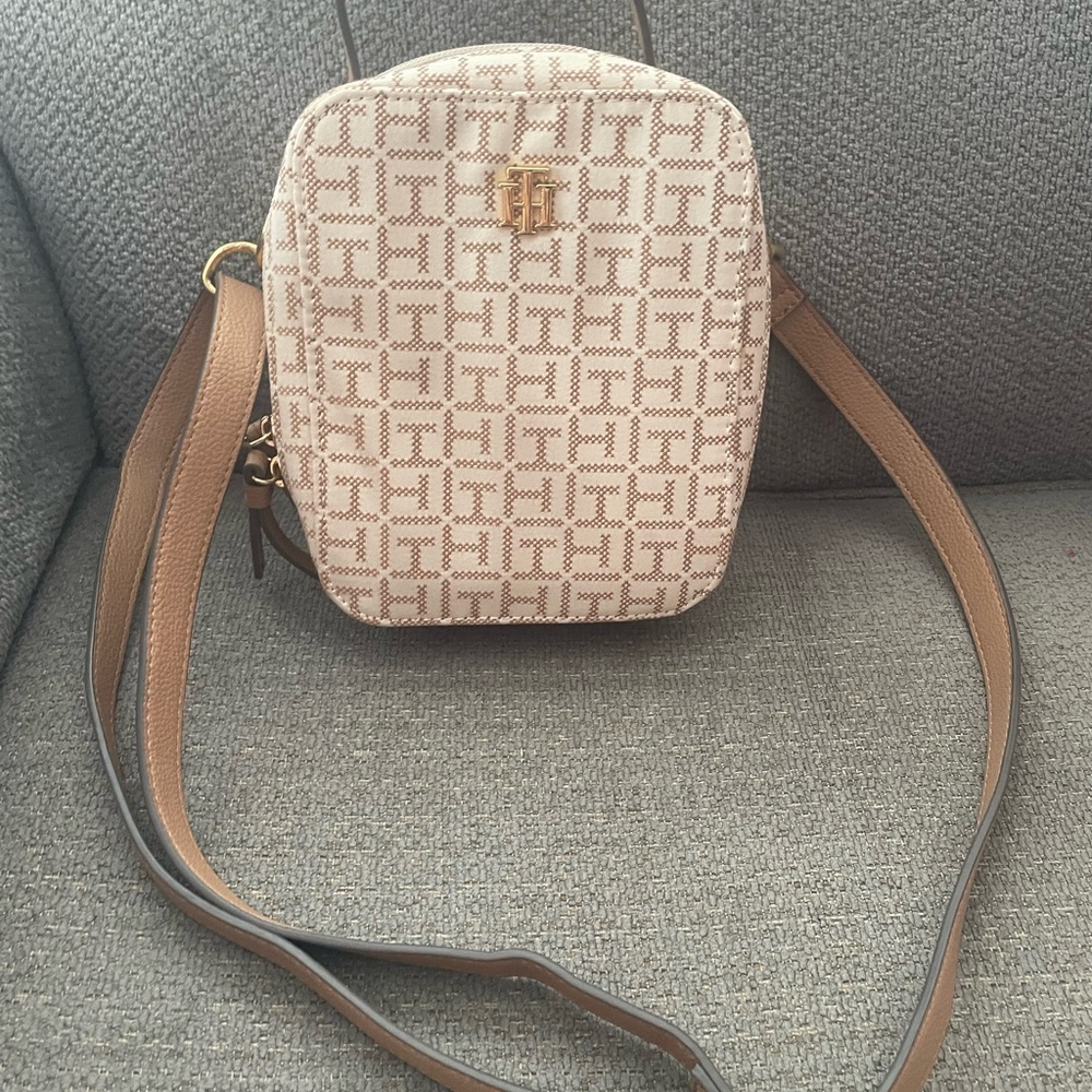 Tommy Hilfiger Elegant Beige Crossbody Bag